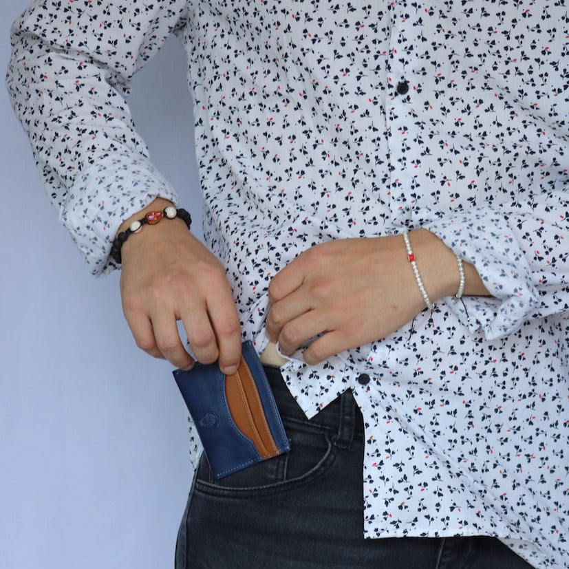 Tarjetero piel vegana de nopal de lujo minimalista Soldi Azul- Marrón para hombre mujer unisex cuero vegano moda sustentable y ecoamigable - Glowa