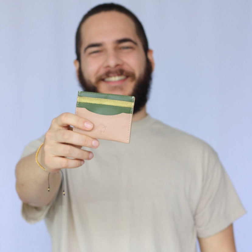 Tarjetero piel vegana de nopal de lujo minimalista Soldi beige- verde- dorado para hombre mujer unisex cuero vegano moda sustentable y ecoamigable - Glowa