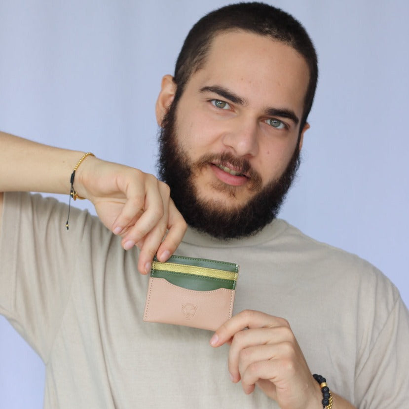 Tarjetero piel vegana de nopal de lujo minimalista Soldi beige- verde- dorado para hombre mujer unisex cuero vegano moda sustentable y ecoamigable - Glowa