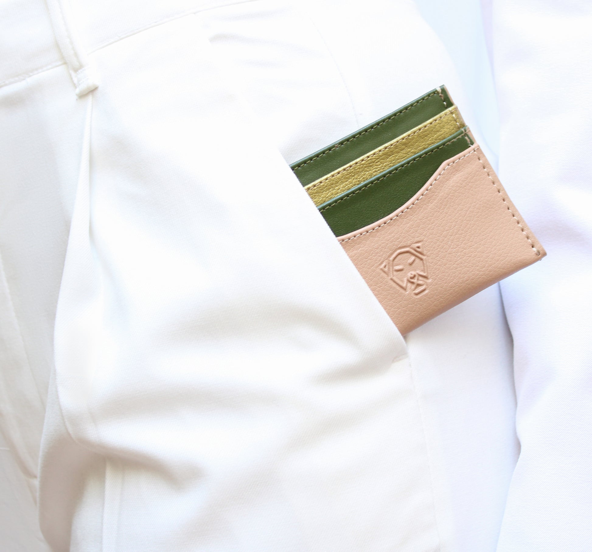 Tarjetero piel vegana de nopal de lujo minimalista Soldi beige- verde- dorado para hombre mujer unisex cuero vegano moda sustentable y ecoamigable  - Glowa